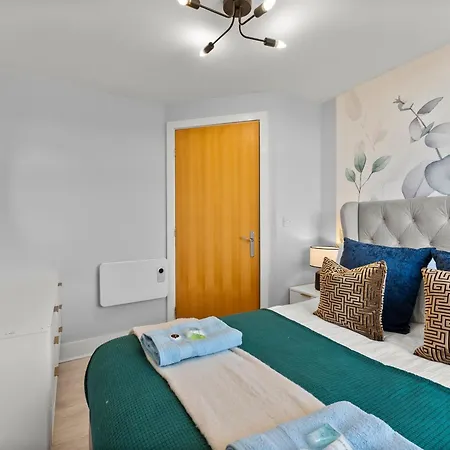 30 Percent Off! Stylish In Dewsbury -close To Leeds *