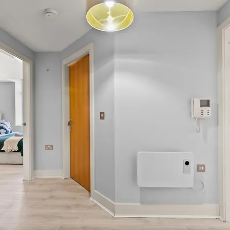 30 Percent Off! Stylish In Dewsbury -close To Leeds