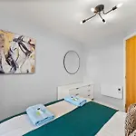 30 Percent Off! Stylish In Dewsbury -close To Apartment