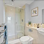30 Percent Off! Stylish In Dewsbury -close To *