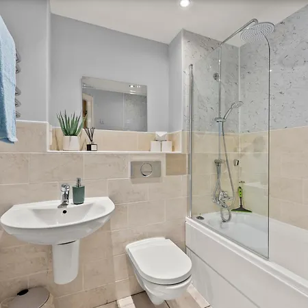 30 Percent Off! Stylish In Dewsbury -close To