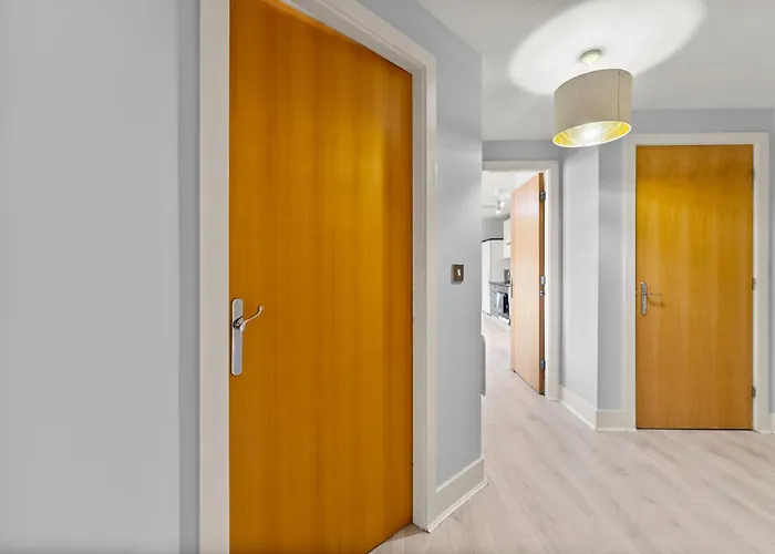 30 Percent Off! Stylish In Dewsbury -close To Leeds (West Yorkshire)