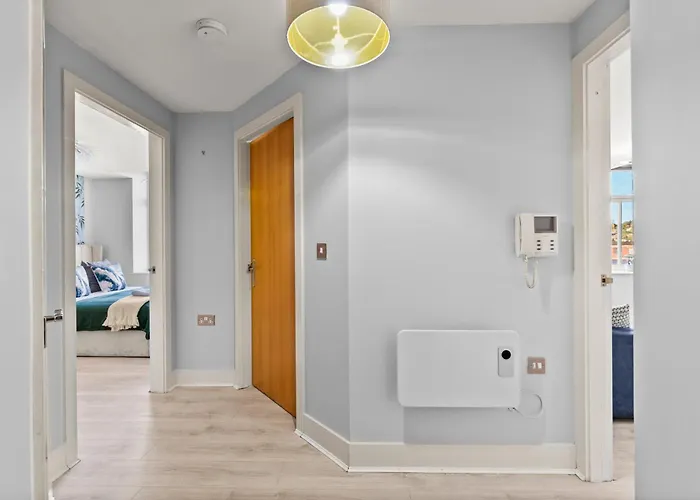 30 Percent Off! Stylish In Dewsbury -close To