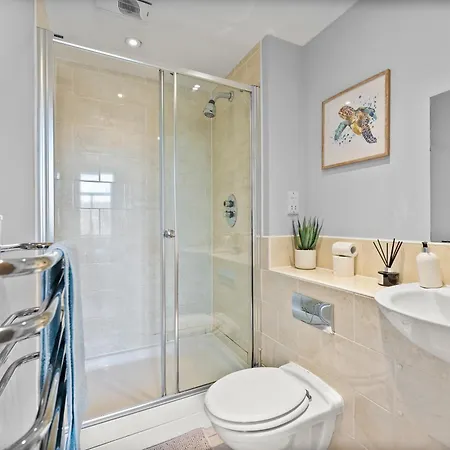 30 Percent Off! Stylish In Dewsbury -close To *