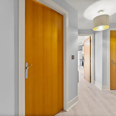 30 Percent Off! Stylish In Dewsbury -close To Leeds (West Yorkshire)